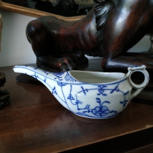 כלי פורצלן גרמני עתיק להאכלת תינוק (Pap Boat או Invalid / Baby Feeder)