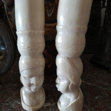 זוג קישוטי שנהב אפריקאים ישנים, עשויים שן פיל מגולפת