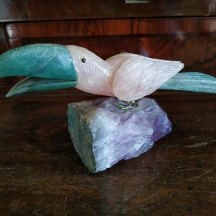 קישוט שולחני בדמות טוקן, עשוי אבני חן טבעיות מלוטשות