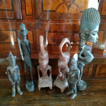 לאספני אמנות אפריקאית - לוט של ששה פסלוני עץ אפריקאים