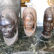 לוט של שלושה פסלי עץ אפריקאים ישנים ויפים