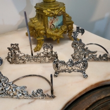 לוט של ארבעה מעמדי כסף אנגלים עתיקים לתמונות