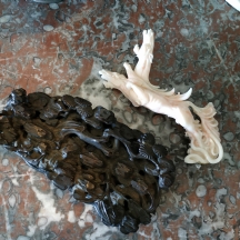 קישוט איטלקי עתיק ויפה עשוי קורל מגולף