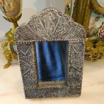 פריט למביני דבר - מראה עתיקה מהמאה ה-17 עשויה כסף מרוקע