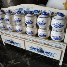 מתקן ישן לתבלינים, לתליה במטבח, עשוי עץ מצוייר בכחול בדגם 'הבצל הכחול'