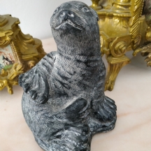 פסל קנדי בדמות כלב ים, עשוי אבן מגולפת