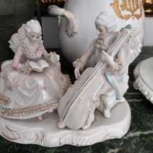 פסל חרסינה בדמות זוג אצילים בקונצרט