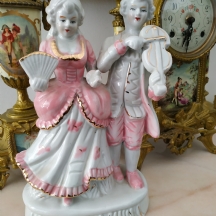 פסל חרסינה בדמות זוג אצילים