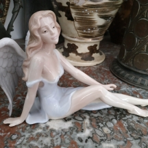 פסלון חרסינה ישן בדמות מלאכית לבושה בקומבניזון קטן