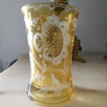 כוס בוהמית עתיקה מהמאה ה-19, עשויה זכוכית מרובדת בגוון ענבר