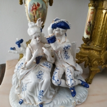 'הבאתי לך פרח כחול' - פסל חרסינה ישן