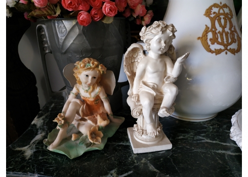 לוט של שני קישוטי שולחן מפוסלים בדמות מלאכים