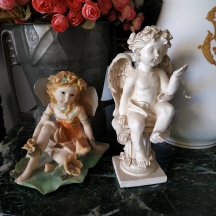 לוט של שני קישוטי שולחן מפוסלים בדמות מלאכים