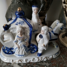 'נו, תעלי כבר לכרכרה אנחנו נאחר' - פסל חרסינה ישן