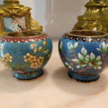 זוג פמוטים סיניים עתיקים עשויים מתכת ומעוטרים אמייל בעבודת 'קלואזונה'