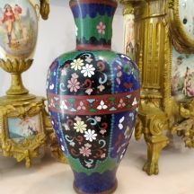 אגרטל יפני עתיק עשוי מתכת מעוטר אמייל בעבודת 'קלואזונה'