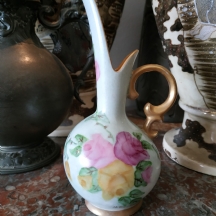 אגרטל פורצלן עתיק ויפה מעוטר ציורי יד חתימת האמן שעיטר אותו