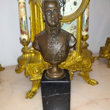 פסל ברונזה בדמותו של המצביא הרוסי והאדמירל פיודור אושקוב