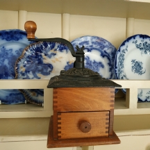 מטחנת קפה עתיקה ויפה למטבח