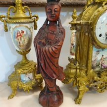 פסל סיני ישן בדמות אלת הרחמים הבודהיסטית 'Guanyin'