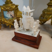 פסלון שנהב מניאטורי הודי על בסיס עץ