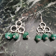 זוג עגילים עשויים כסף משובצים אבני חן ירוקות מלוטשות