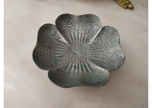 צלוחית כסף טורקית ישנה עשויה כסף מעוצבת כפרח, מעוטרת בעבודת יד