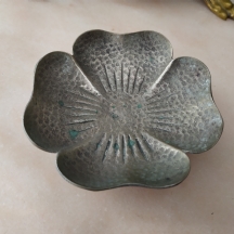 צלוחית כסף טורקית ישנה עשויה כסף מעוצבת כפרח, מעוטרת בעבודת יד