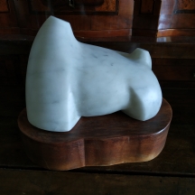 'כלב הולך לאיבוד' - פסל שיש