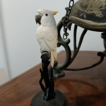 קישוט שנהב מגולף בעבודת יד אמן בדמות תוכי קקדו