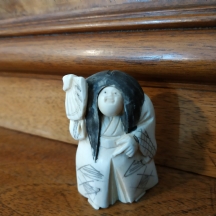 פסלון שנהב סיני בדמות מכשפה בעלת פרצוף מתחלף (מתהפך)