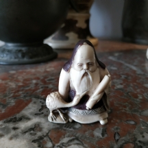 נטסקה שנהב סיני בדמות גבר חובב עגורים