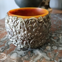 צמיד טיבטי ישן ואיכותי עשוי חישוק בקליט דמויית ענבר, מעוטר כסף