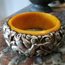 צמיד טיבטי ישן ואיכותי עשוי חישוק בקליט דמויית ענבר, מעוטר כסף