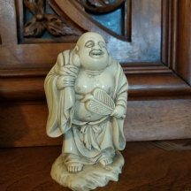 פסלון סיני יצוק מחומר בגוון שנהב