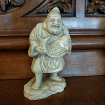 פסלון סיני יצוק מחומר בגוון שנהב