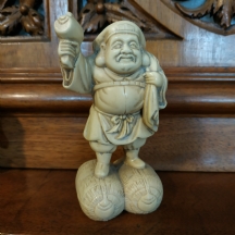 פסלון סיני יצוק מחומר בגוון שנהב