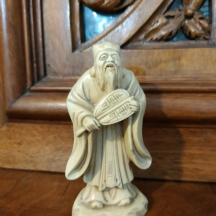 פסלון סיני יצוק מחומר בגוון שנהב