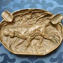 מאפרה צרפתית עתיקה עשויה ברונזה, מעוטרת עיטורי בלט בדמות כלב