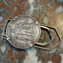 תופסן/מחזיק שטרות עשוי כסף (לא חתום) משולב מטבע כסף