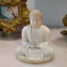 פסלון שנהב סיני עתיק ואיכותי בדמות בודהה משכל רגליים