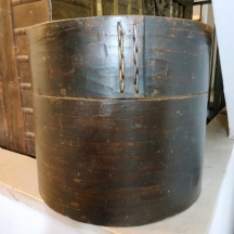 פריט נפלא למעצבי פנים - תיבת עץ עתיקה מהמאה ה-19