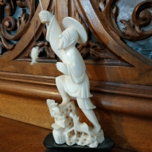 פסלון שנהב סיני ישן בדמות דייג,