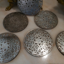 סט של שש תחתיות אמריקאיות לכוסות, עשויות כסף