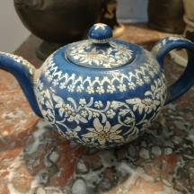 קומקום חרס איטלקי איכותי מתוצרת: 'Thun Ceramic', מעוטר באמייל, חתום, גובה: 11 ס"