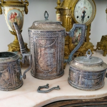 סט עתיק של שלושה כלי הגשה לקפה, חלב וסוכר