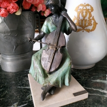 לואיס, ג'ורדה (Lluis Jordà) - פסל מתכת בדמות אישה וצ'לו