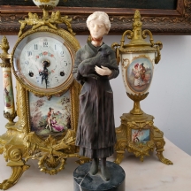 פסל עתיק עשוי ברונזה ושנהב