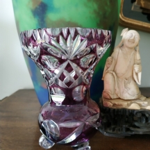 כד קריסטל צ'כי ישן מרובד בסגול על שקוף