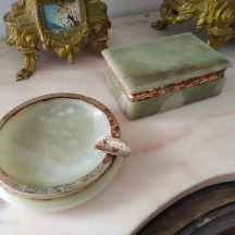 לוט של שני פריטים עשויים אוניקס ומתכת